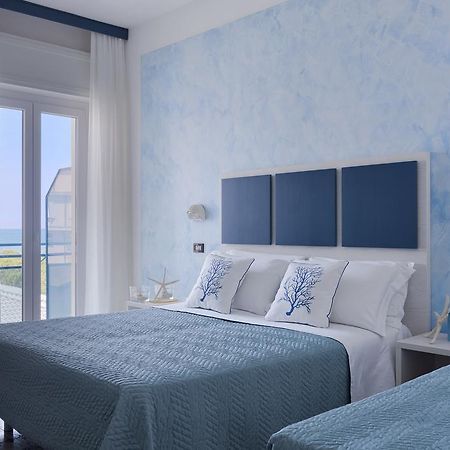 Hotel Capitol Misano Adriatico Bagian luar foto