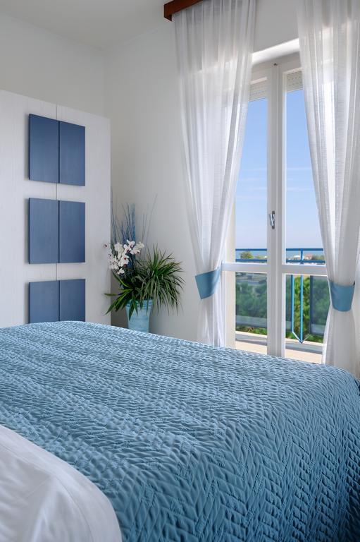 Hotel Capitol Misano Adriatico Bagian luar foto
