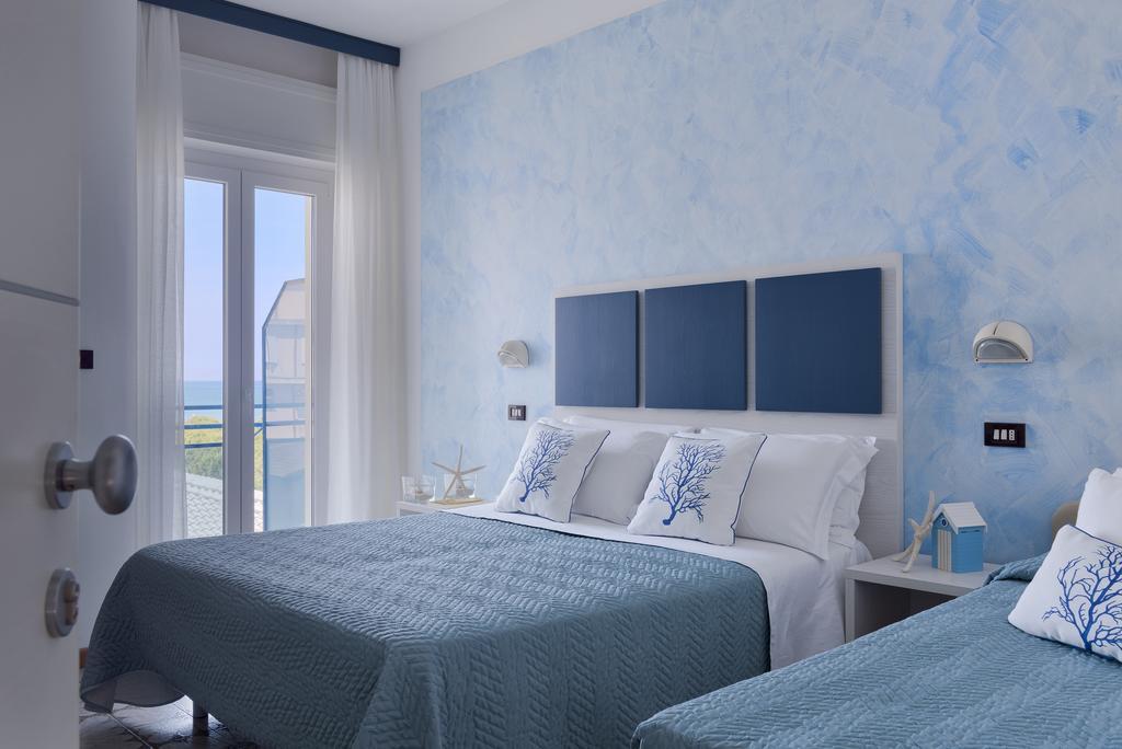 Hotel Capitol Misano Adriatico Bagian luar foto