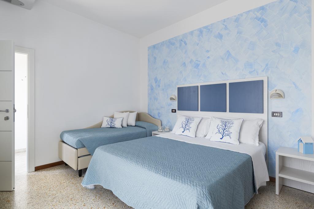 Hotel Capitol Misano Adriatico Bagian luar foto
