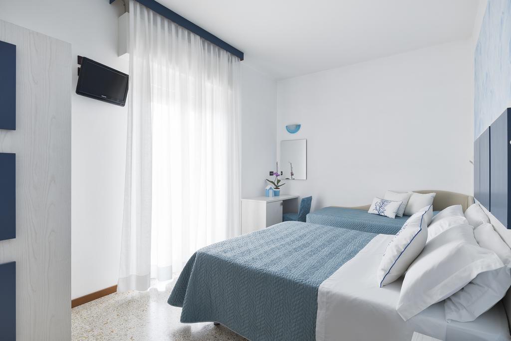 Hotel Capitol Misano Adriatico Bagian luar foto