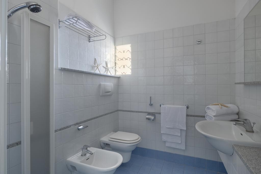 Hotel Capitol Misano Adriatico Bagian luar foto