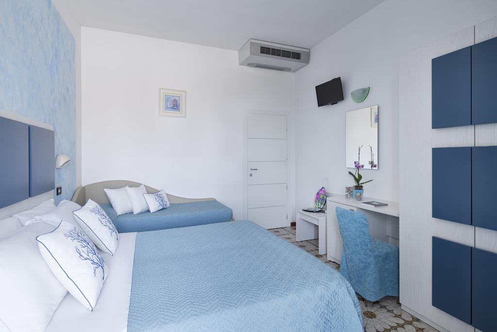 Hotel Capitol Misano Adriatico Bagian luar foto
